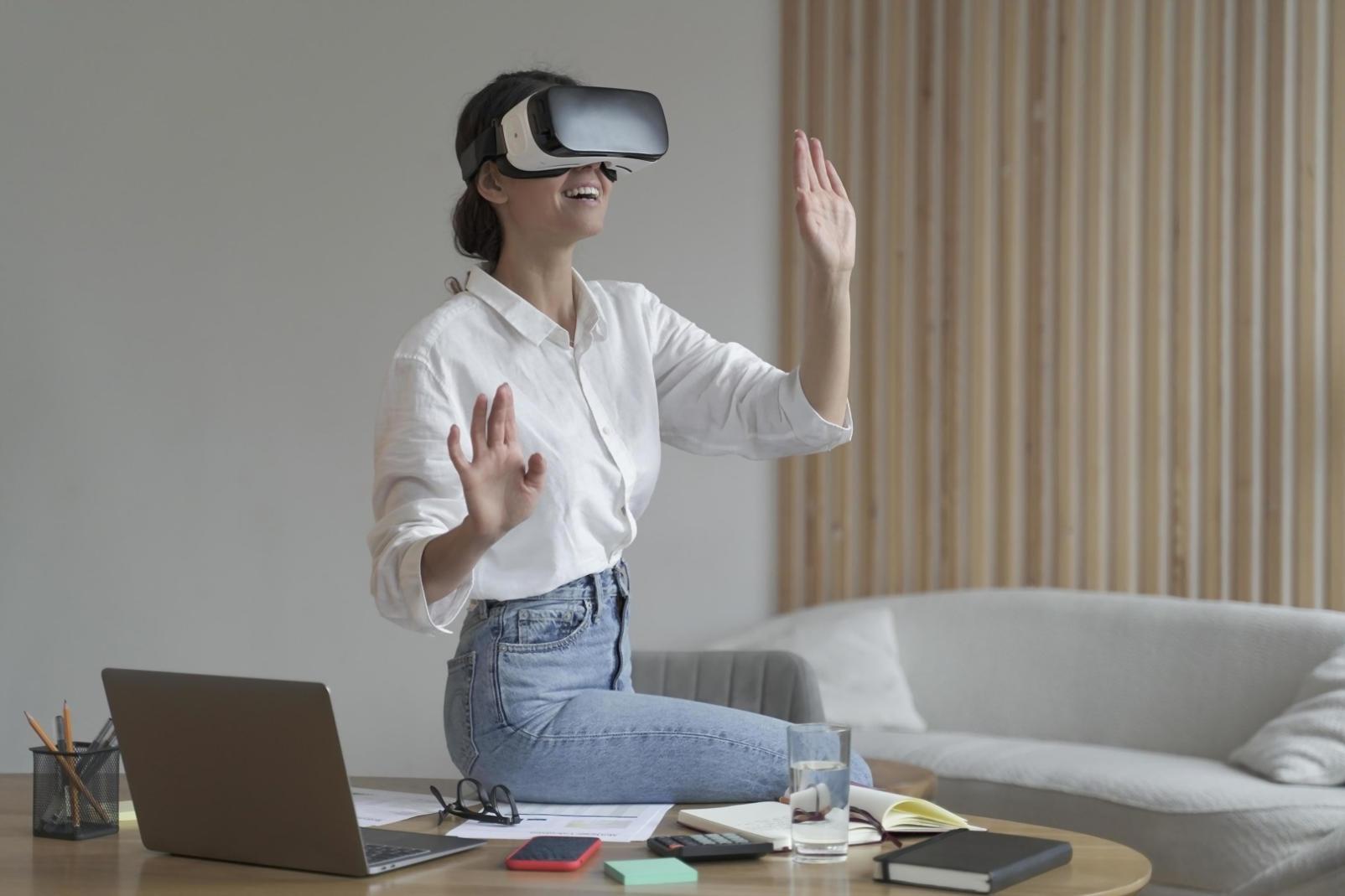 Estudiantes trabajando con dispositivos VR en laboratorio práctico