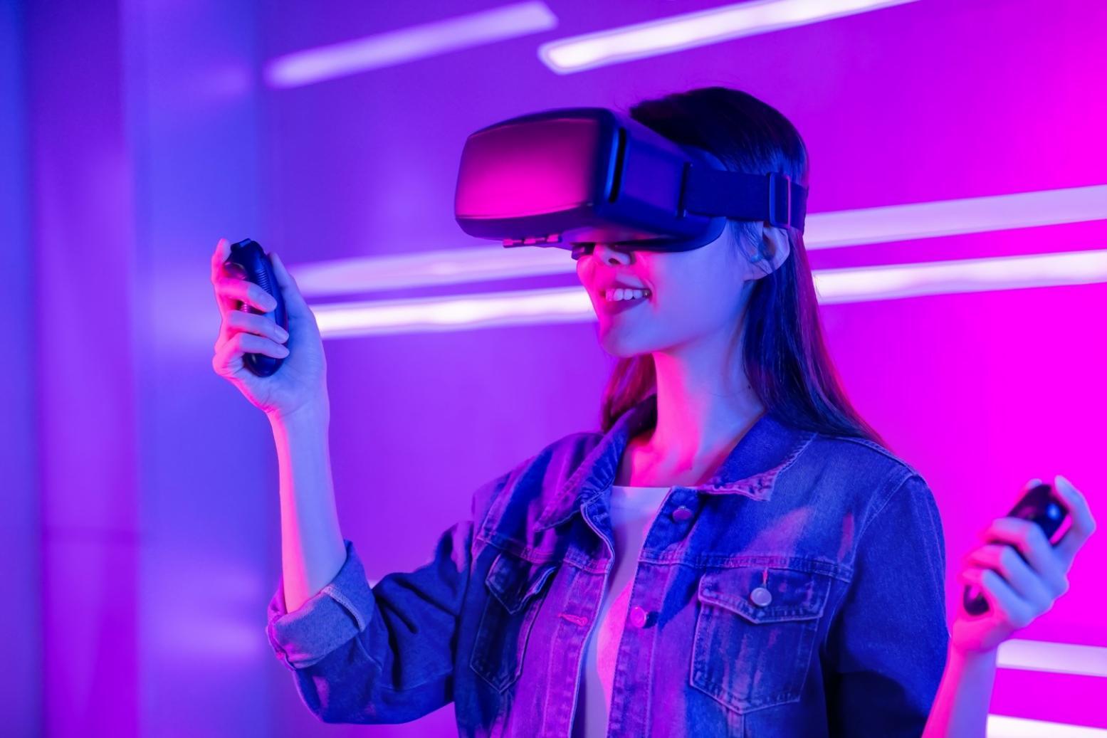 Estudio de desarrollo AR/VR moderno con múltiples estaciones de trabajo